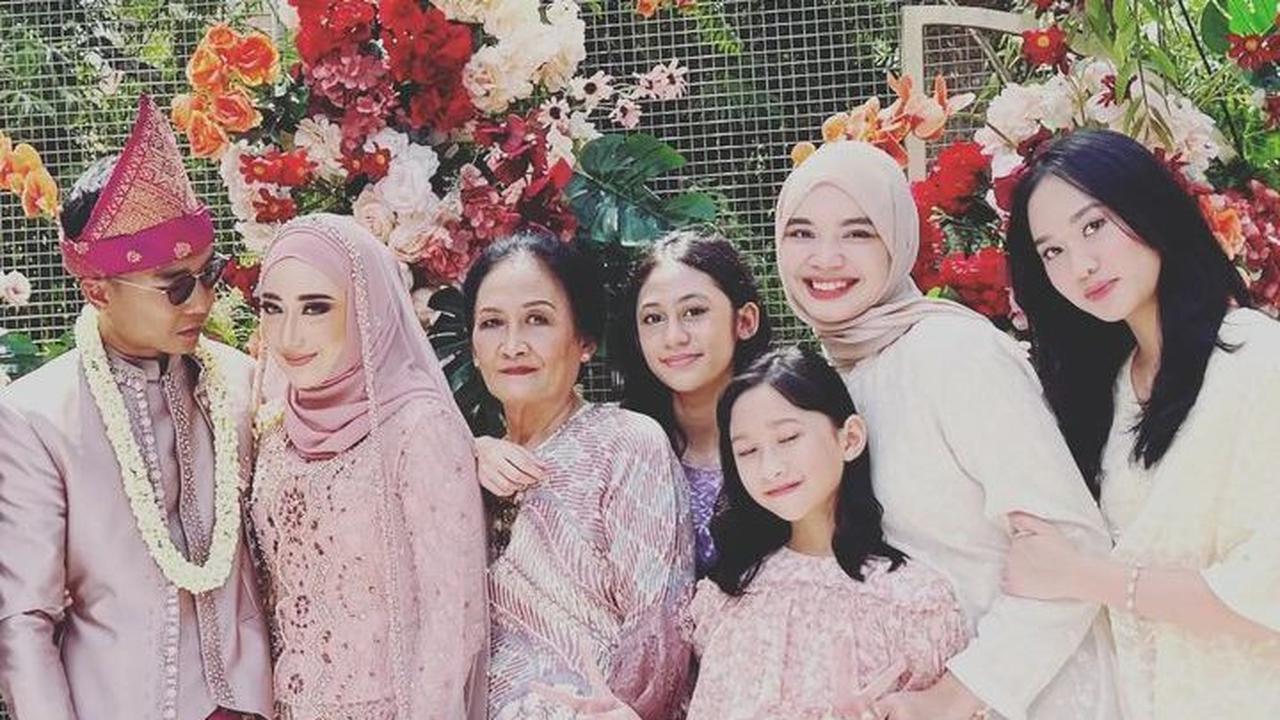 Tengku Firmansyah mengucap rasa syukurnya acara pernikahan sang putri berlangsung lancar. Avara ini dihadiri oleh keluarga dan kerabat dekat.