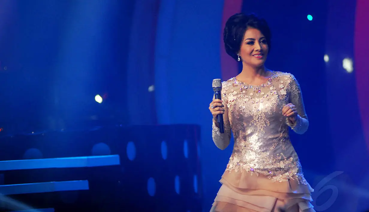 Cici Paramida tampil anggun dan mempesona saat di panggung Dangdut Academy Indosiar (Liputan6.com/Miftahul Hayat)
