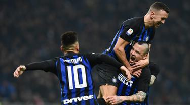 Gelandang Inter Milan Radja Nainggolan (kanan bawah) melakukan selebrasi bersama Lautaro Martinez dan Ivan Perisic usai mencetak gol ke gawang Sampdoria pada Serie A di Stadion San Siro, Milan, Minggu (17/2). Inter Milan menang 2-1. (Miguel MEDINA/AFP)