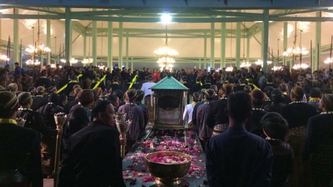 Menyaksikan kirab 1 Suro di Istana Mangkunegaran