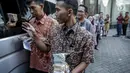 Karyawan menukarkan uang pecahan ribuan dan puluhan ribu di kantor KKP, Jakarta, Jumat (16/6). Dari sisi pengelolaan uang Rupiah, BI menyediakan uang kartal dalam berbagai pecahan yang dibutuhkan masyarakat. (Liputan6.com/Faizal Fanani)
