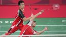 Ganda putra Indonesia Mohammad Ahsan / Hendra Setiawan melawan Takeshi Kamura / Keigo Sonoda dari Jepang pada perempat final bulu tangkis Olimpiade Tokyo 2020 di Musashino Forest Sports Plaza, Kamis (29/7/2021). Ahsan / Hendra merebut tiket empat besar 21-14, 16-21, 21-9. (AP/Dita Alangkara)