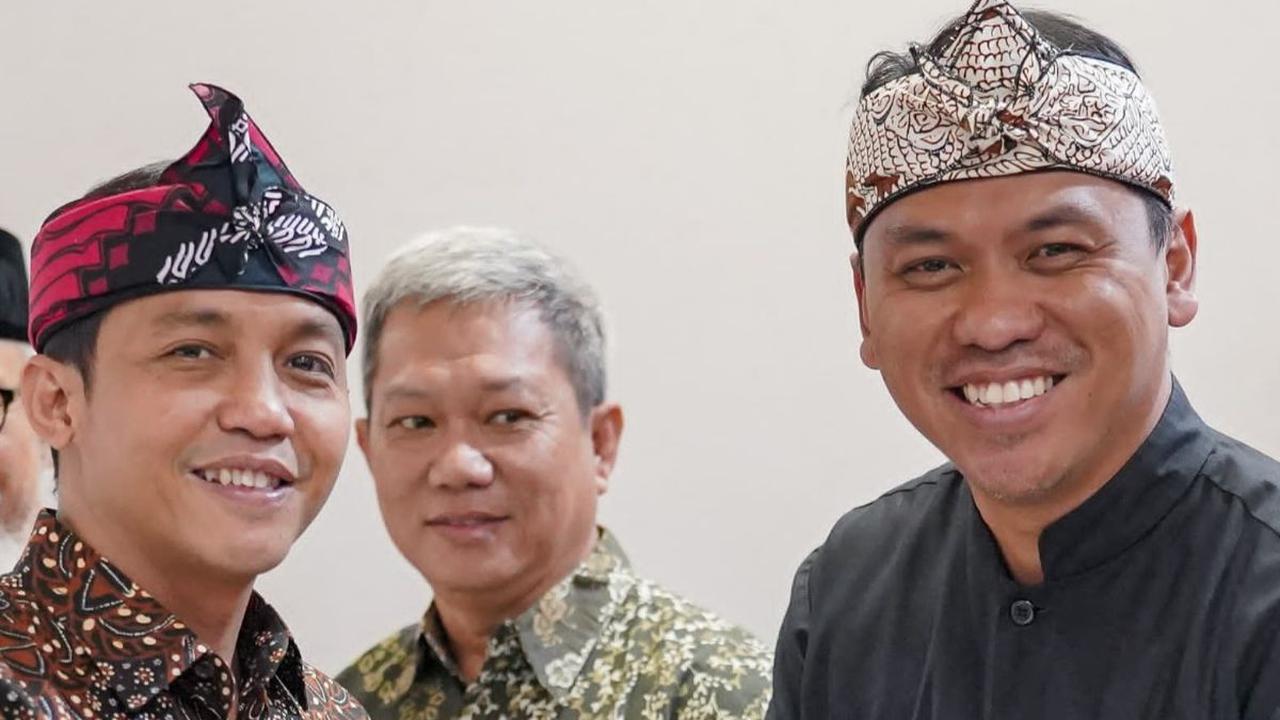 Wamen ATR Raja Juli Serahkan Sertifikat Taman Masjid Al Jabar