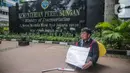Fazlur Rahman, penyandang disabilitas (tunanetra) korban kecelakaan Commuter Line berunjuk rasa seorang diri di depan kantor Kementerian Perhubungan, Jakarta, Rabu (27/11/2019). Fazlur menuntut Kemenhub sebagai regulator untuk menindak tegas PT Kereta Commuter Indonesia. (Liputan6.com/Faizal Fanani)