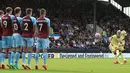 Pada menit ke-29 Arsenal memperoleh tendangan bebas usai Bukayo Saka dijatuhkan Ashley Westwood di luar kotak penalti. Eksekusi diambil oleh Martin Odegaard. (AFP/Lindsey Parnaby)