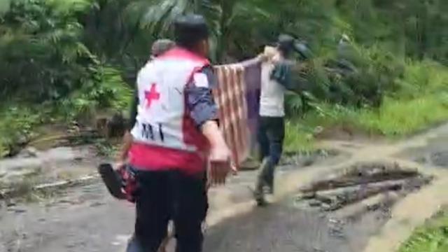 Banjir Sukabumi, Lansia Sakit Ditandu Sarung Sejauh 2 Km Lewati Jalan Longsor dan Licin