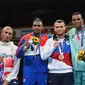 (Kiri ke kanan) Peraih medali perak Benjamin Whittaker, peraih medali emas Arlen Lopez dari Kuba, peraih medali perunggu Imam Khataev dari Rusia dan Loren Berto Alfonso Dominguez dari Azerbaijan di podium usai pertarungan final tinju kelas ringan di Olimpiade Tokyo 2020. (Buda MENDES / POOL / AFP)