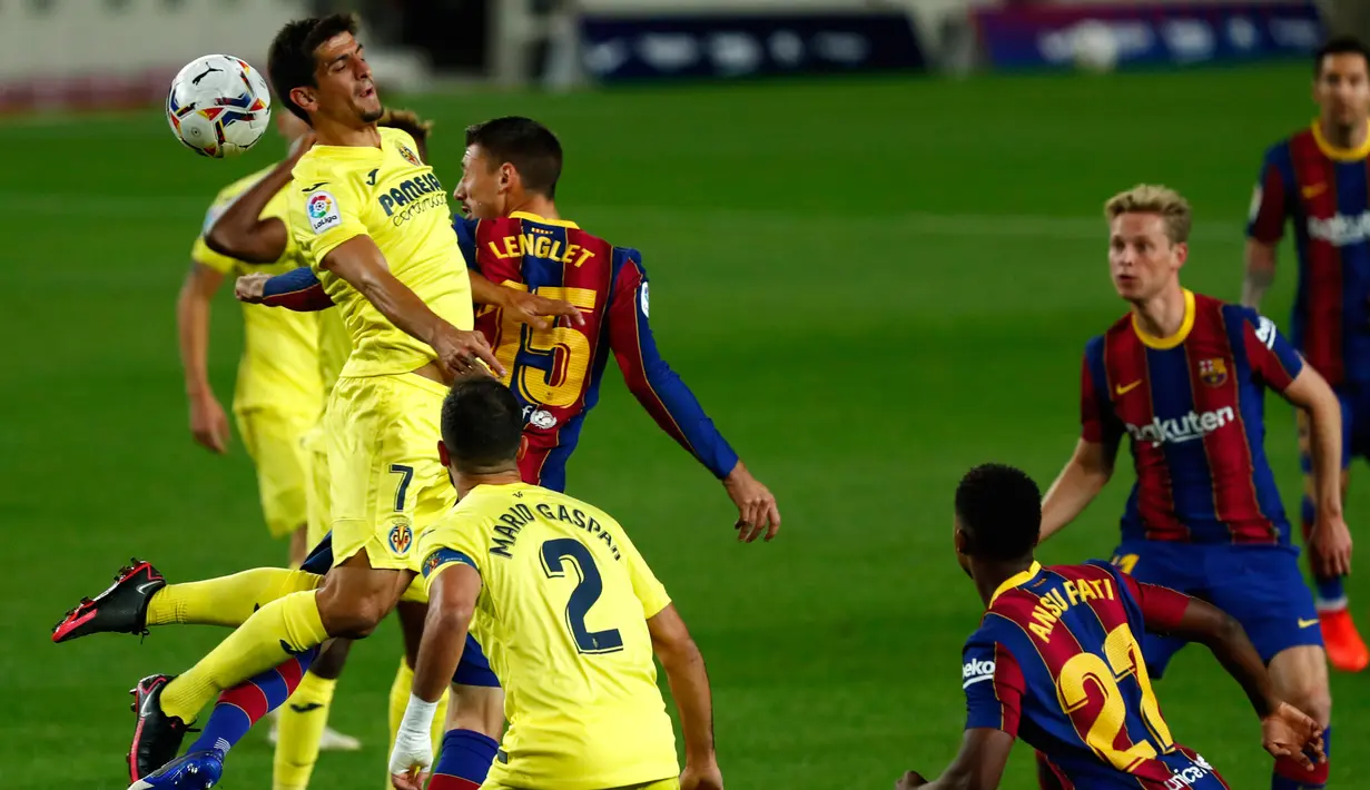 Bek Barcelona, Clement Lenglet berebut bola dengan pemain Villarreal, Gerard Moreno pada laga Liga Spanyol di Stadion Nou Camp, Senin (28/9/2020) dini hari. Barcelona menang telak dari Villarreal dengan skor 4-0. (AP Photo/Joan Monfort)