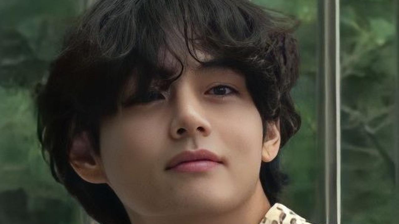 Dalam artikel ini, kita akan membahas bagaimana V BTS berhasil mencetak sejarah di Hanteo Chart dengan album solonya yang fenomenal dan mengapa suaranya juga menjadi sorotan banyak pujian.
