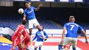 Penyerang Everton, Dominic Calvert-Lewin, berusaha mencetak gol ke gawang Liverpool pada laga lanjutan Liga Inggris di Goodison Park, Sabtu (17/10/2020) malam WIB. Liverpool bermain imbang 2-2 atas Everton. (AFP/Laurence Griffiths/pool)