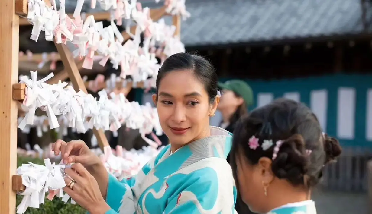 Happy Salma lengkapi tampilannya mengenakan kimono dengan belt berwarna putih yang serasi [@happysalma]