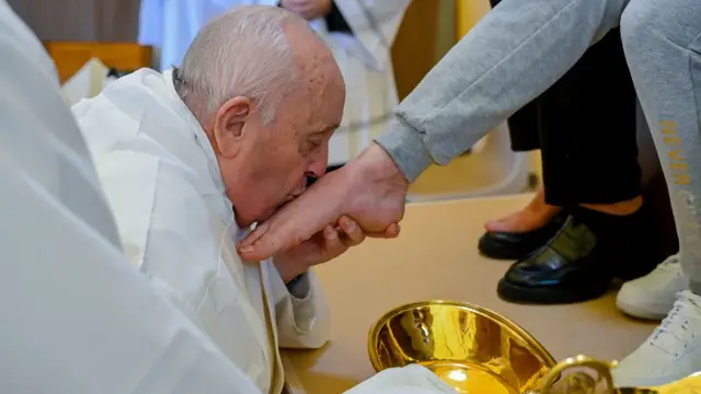 Paus Fransiskus mencium kaki seorang wanita narapidana penjara Rebibbia di pinggiran kota Roma pada Kamis Putih, 28 Maret 2024, sebuah ritual yang dimaksudkan untuk menekankan panggilan pelayanan dan kerendahan hati. (Vatican Media/AP)