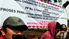 Pengungsi Korban gunung Sinabung melakukan aksi Demo Di depan Istana Negara, Jakarta, Selasa (17/6/2014) (Liputan6.com/Johan Tallo) 