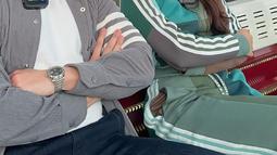 Dalam foto ini, Verrell Bramasta terlihat antusias menunjukkan pemandangan di luar gondola, sementara Fuji duduk dengan nyaman memperhatikannya. Momen menggemaskan ini semakin memperlihatkan kedekatan artis yang tengah jadi sorotan. Kebersamaan mereka pun semakin diperbincangkan di media sosial. (Liputan6.com/Tiktok/@mybramastavrl)