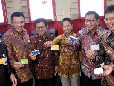 Menteri BUMN Rini Soemarno (ketiga kanan) saat peluncuran ATM Himbara Link di pasar Tanah Abang, Jakarta, Senin (21/12). Nasabah bank-bank BUMN ini bisa melakukan transaksi di ATM tersebut tanpa dikenaikan biaya tambahan. (Liputan6.com/Johan Tallo) 