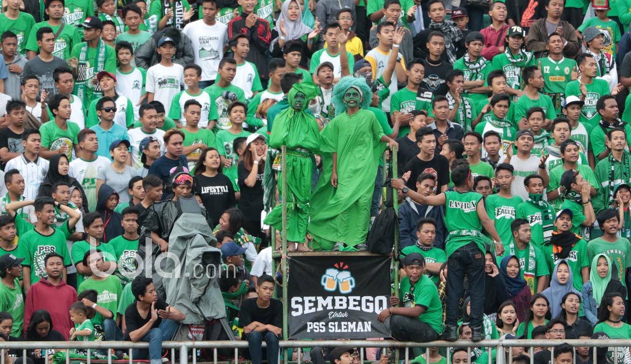 Aksi Suporter PSS Sleman mengenakan atribut pocong saat menyaksikan laga timnya melawan Persipura pada partai pembuka Piala Presiden 2017 di Stadion Maguwoharjo, Sleman, Sabtu (4/2/2017). (Bola.com/Nicklas Hanoatubun)