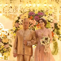 Winny Charita yang telah menikah dengan  Kapolda Kalimantan Selatan Brigjen Polisi Agung Budi Maryoto pada 21 November 2015 silam kini melangsungkan resepsi pernikahan mereka yang indah. (Andy Masela/Bintang.com)