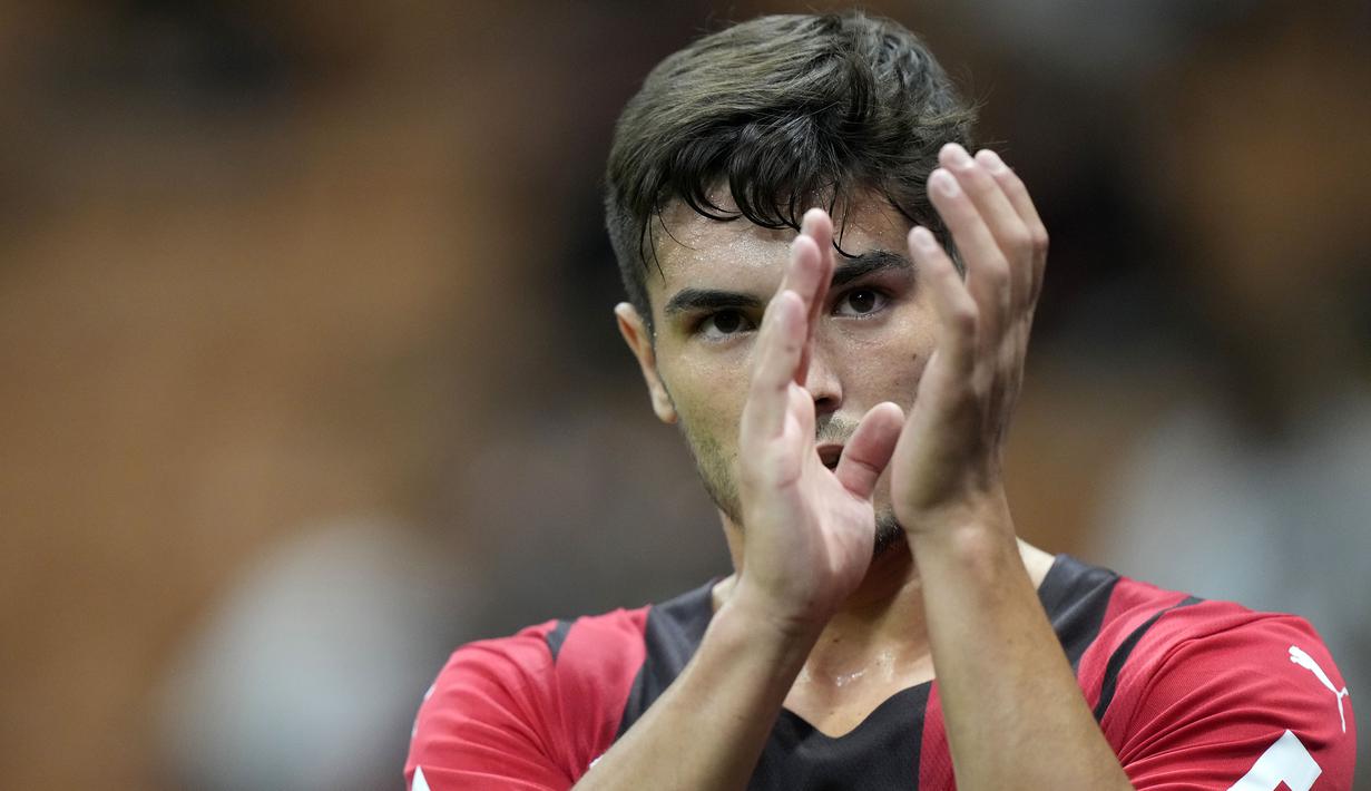 Tak ingin mengecewakan publik sendiri, AC Milan terus gencarkan serangan. Dua menit berselang Rossoneri kembali unggul lewat Brahim Diaz. Diaz yang berdiri di kotak pinalti berhasil membelokkan tendangan jarak jauh Rafael Leao. (Foto: AP/Luca Bruno)