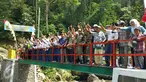 Warga berpose di Jembatan Asa SCTV ke-9, Banyumas, Jawa Tengah, Minggu (3/4/2016). Pengerjaan memakan waktu sekitar 30 hari dan menghabiskan biaya sekitar Rp.199 juta. (Liputan6.com)