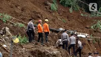 Tim SAR gabungan melakukan pencarian korban gempa Cianjur di jalur kawasan Cugenang yang longsor, Kabupaten Cianjur, Jawa Barat, Selasa (22/11/2022). Kawasan Cugenang merupakan daerah paling parah terdampak atas gempa yang mengguncang Cianjur dan sekitarnya. (Liputan6.com/Helmi Fithriansyah)