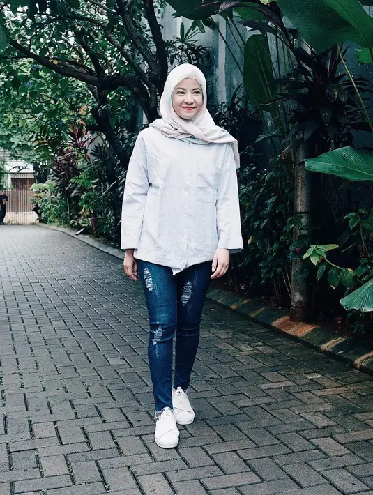 Kalau yang satu ini, Natasha Rizky hanya menyampirkan bagian ujungnya tanpa diikat dan disematkan jarum atau peniti. Namun ia memakai dalaman agar rambutnyat tetap tidak terlihat. (Instagram/natasharizkynew)