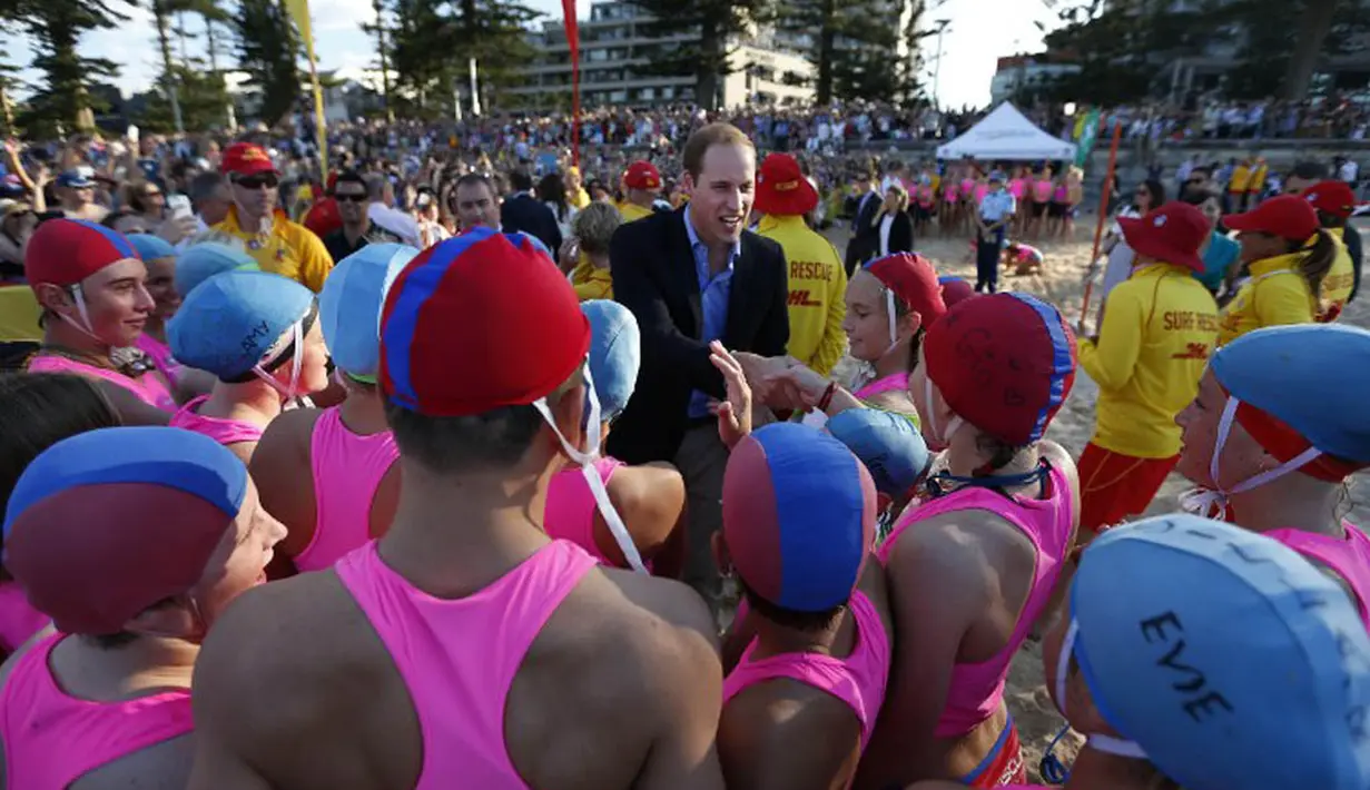 Pangeran William  dikelilingi para penjaga pantai junior saat berkunjung ke Pantai Utara Sydney, Jumat (18/04/2014) (AFP Photo/Jason Reed).