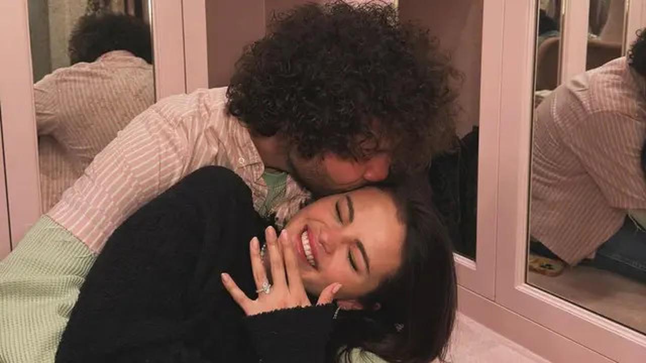 Selena Gomez Pamer Cincin Berlian Besar Usai Dilamar Sang Kekasih Benny Blanco