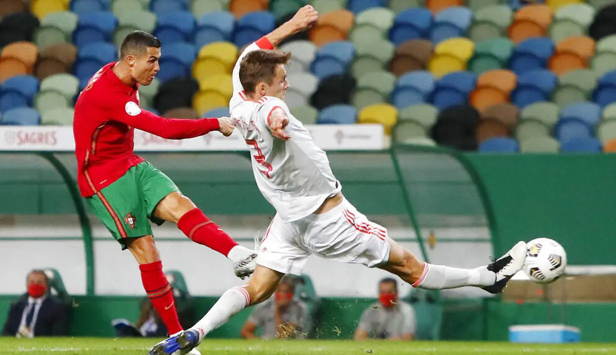 Striker Portugal, Cristiano Ronaldo, melepaskan tendangan saat melawan Spanyol pada laga uji coba di Stadion Jose Alvalede, Kamis (8/10/2020). Kedua tim bermain imbang 0-0. (AP Photo/Armando Franca)