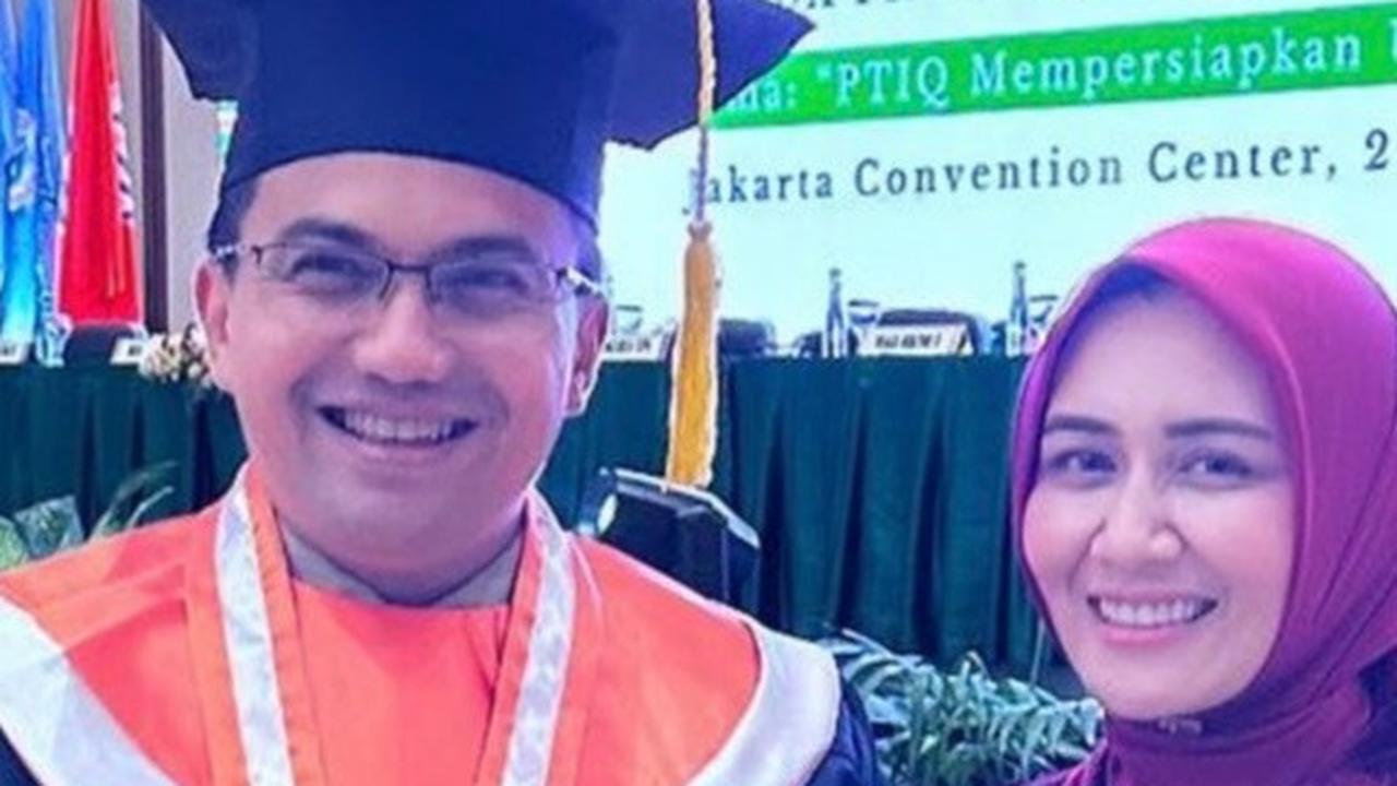 8 Potret Bahagia Sahrul Gunawan Wisuda Magister, Didampingi Istri