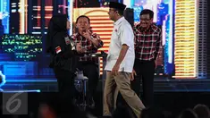 Anies Baswedan mendatangi Sylviana Murni saat Debat Pilgub DKI putaran kedua, Jakarta, Jumat (27/1). Anies bermaksud bertanya kepada Sylviana terkait pertanyaan yang tak sempat ditanyakan kepadanya. (Liputan6.com/Faizal Fanani)