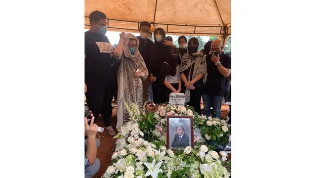 6 Momen Ivan Gunawan Temani Mendiang Ayah Hingga Dimakamkan, Berusaha Tegar