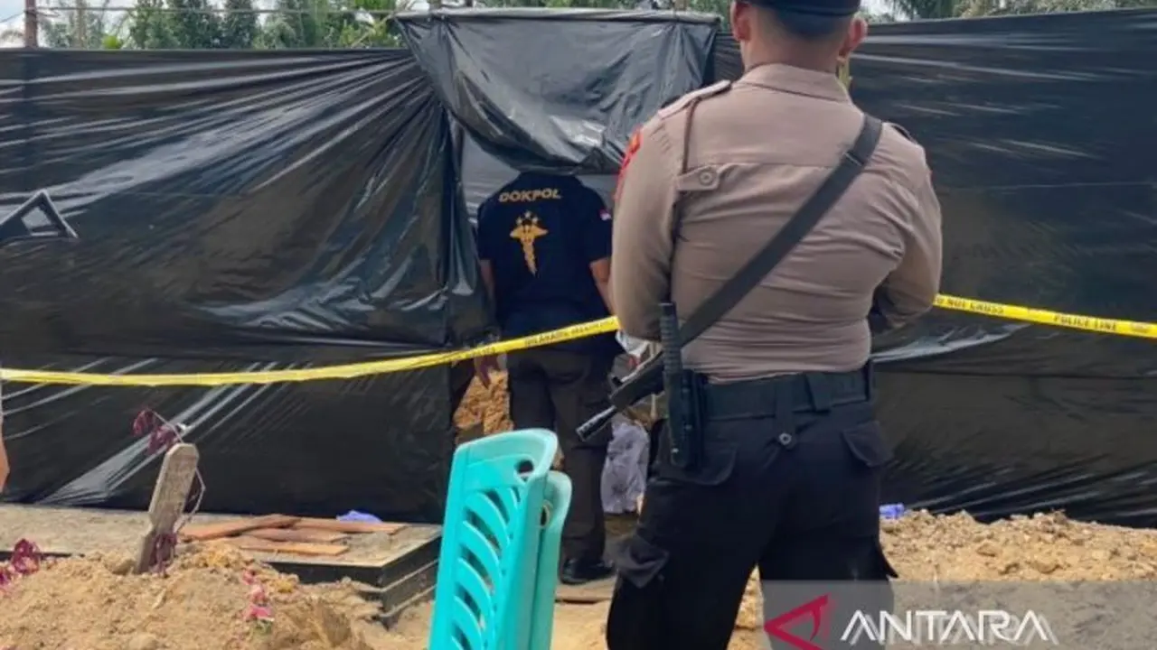 Polisi membongkar makam pelajar di Pekanbaru usut penyebab kematian. (Foto Antara).