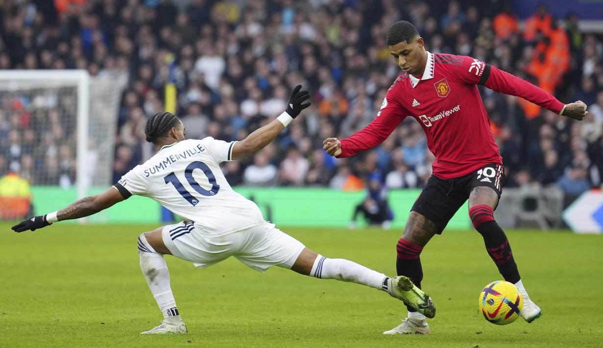 Pemain Manchester United, Marcus Rashford, berusaha melewati pemain Leeds United, Crysencio Summerville, pada laga Liga Inggris di Stadion Elland Road, Minggu (12/2/2023). Ketajaman itu membuat manajer MU, Erik ten Hag, tak ragu menyebut Rashford sebagai satu di antara penyerang terbaik di Eropa.(AP Photo/Jon Super)