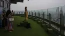 Pengunjung mengambil foto dari Menara KL saat kota Kuala Lumpur diselimuti kabut asap,  Selasa, 11 Agustus 2026/ (AFP/ Mohd Rasfan).