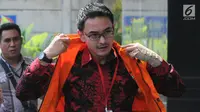 Gubernur Jambi nonaktif Zumi Zola Zulkifli mengenakan rompi oranye tiba untuk menjalani pemeriksaan lanjutan di KPK, Jakarta, Jumat (6/7). Zumi Zola diperiksa terkait dugaan suap pengesahan R-APBD Pemprov Jambi 2018. (Merdeka.com/Dwi Narwoko)