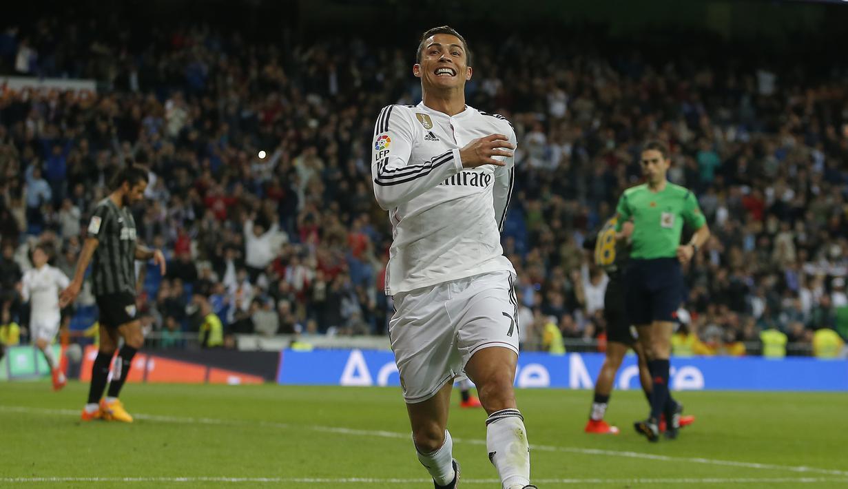 Cristiano Ronaldo melompat kegirangan usai mencetak gol penutup Madrid ke gawang Malaga. (AP Photo/Andres Kudacki)