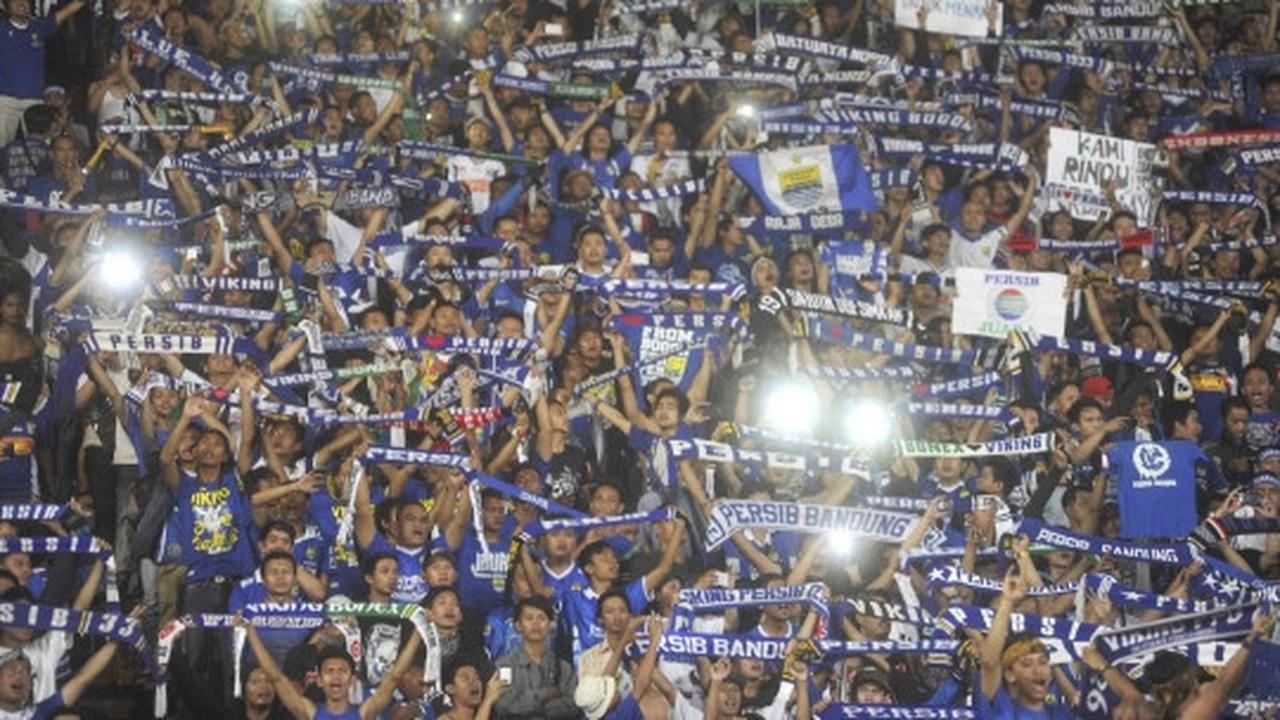 Aksi puluhan ribu Bobotoh birukan Gelora Bung Karno