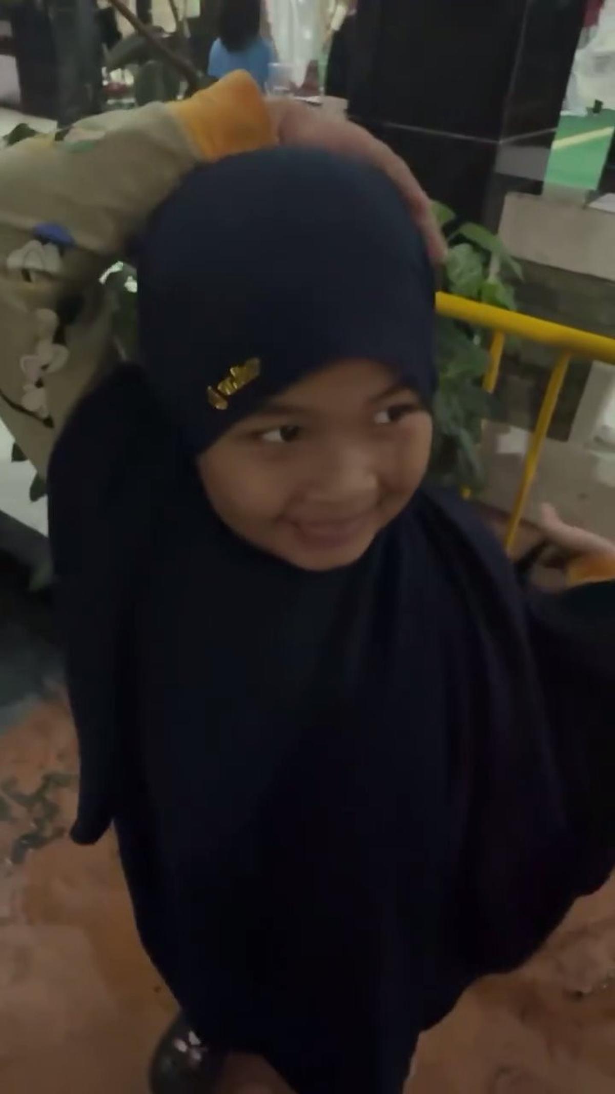 Asuh Anak ART-nya, Hedi Yunus Kenang saat Irma Masih Kecil Senang Diajak Tarawih - Selalu Digendong Pergi ke Masjid