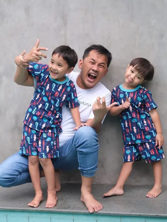 Menurut Hanung, bukan hanya soal materi. Orang tua memerlukan bukti dari para laki-laki kalau anak perempuannya akan selalu aman. Hanung pun berusaha membuktikannya. Alhasil, kini hubungannya dengan sang mertua jauh lebih baik (Instagram/zaskiaadyamecca)