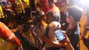 Keluarga menangis usai mengetahui kerabatnya menjadi korban serangan bom yang terjadi di kota Davao, Filipina, (2/9). Serangan bom tersebut terjadi di luar Hotel Marco Polo. (REUTERS/Lean Daval Jr)