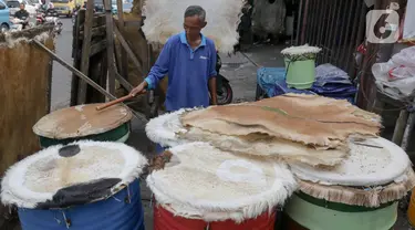 Perajin dan pedagang sedang mencoba bedug buatannya di kawasan Tanah Abang, Jakarta, Selasa (2/4/2024). (Liputan6.com/Herman Zakharia)