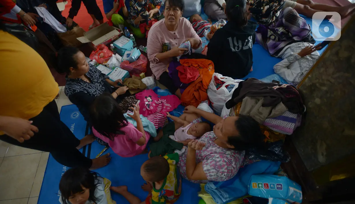 Pengungsi korban kebakaran rumah di Jalan Bangka Buntu I, Kelurahan Bangka, Mampang Prapatan, Jakarta Selatan, Selasa (27/12/2022). Penyebab kebakaran diakibatkan dari korsleting listrik yang membakar RT 06,07,08. (merdeka.com/Imam Buhori)