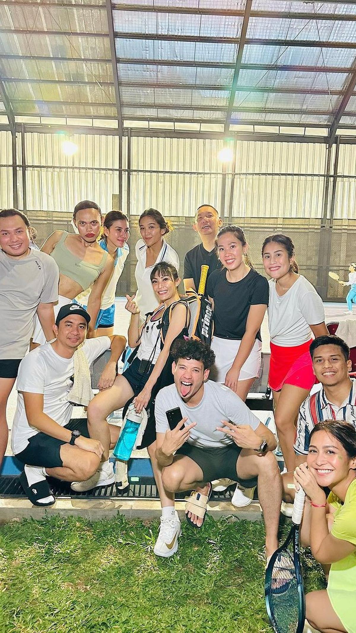 Dereta artis hingga selebgram seperti Ayu Dewi dan Keanu Agl tampak hadir di turnamen ini. Semuanya datang dengan busana sporty khas atlet tenis.