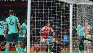 Kiper Wolves, Sam Johnstone, melakukan gol bunuh diri saat berhadapan dengan Arsenal pada lanjutan Liga Inggris 2025/2026 di Emirates Stadium, Minggu (14/12/2025) dini hari WIB. (AP Photo/Richard Pelham)