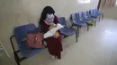 Seorang wanita Palestina menunggu bayinya divaksinasi di sebuah pusat layanan kesehatan saat pemberlakuan lockdown di Kota Rafah, Jalur Gaza, 9 September 2020. (Xinhua/Khaled Omar)