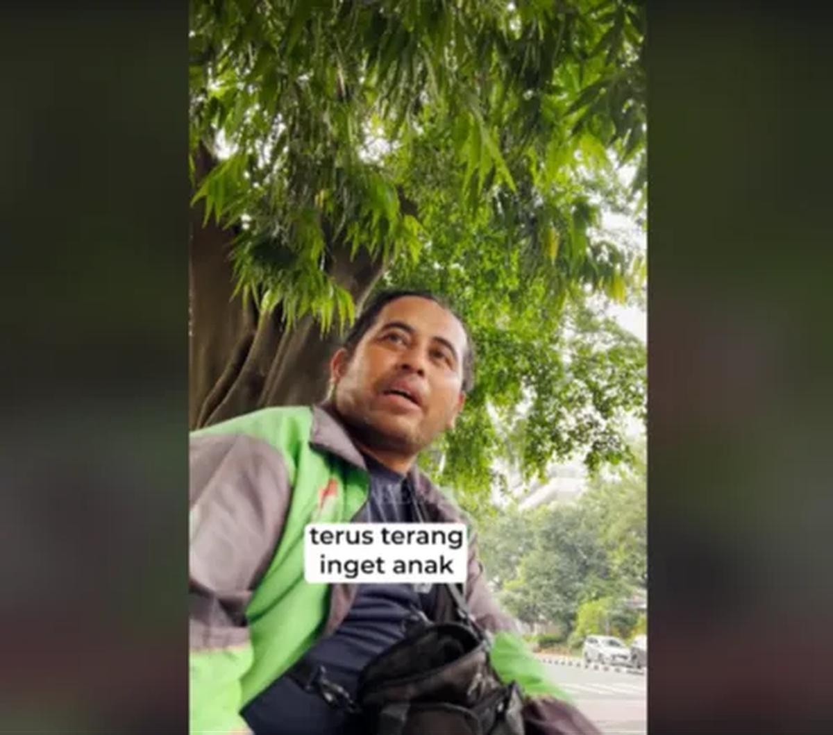 "Saya kadang-kadang kalau makan yang enak-enak gitu mbak, nggak bisa mbak. Terus terang ingat anak," ulang driver ojol ini menjelaskan agar tidak terjadi kesalahpahaman.<br>
