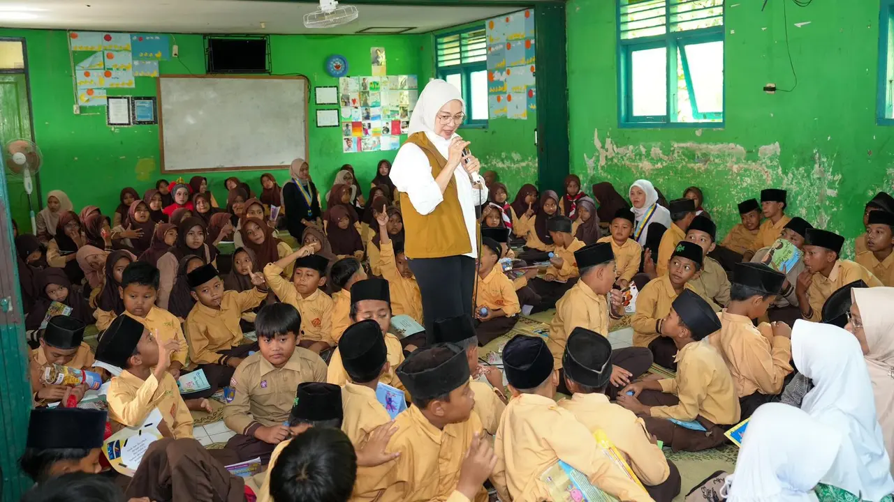 Founder Jendela Dunia Kita (JDK), Rustini Muhaimin, saat berjumpa siswa-siswi MI YAPPI Balong, Gunungkidul, dalam kegiatan gerakan "Ayo Membaca” di aula MI YAPPI Balong, Gunungkidul, Kamis (29/5) (Istimewa)