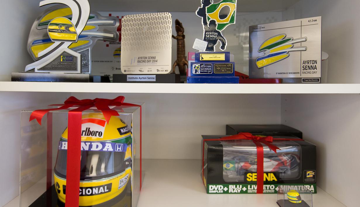 Produk-produk berlisensi yang berbau tentang Ayrton Senna dipajang di Institut Ayrton Senna di Sao Paulo, Brasil. (AFP/Alexandre Schneider)