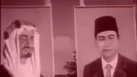 VIDEO: Raja Salman Tonton Film Kunjungan Raja Faisal ke Indonesia