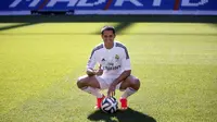 Javier Chicarito Hernandez ketika diperkenalkan sebagai pemain Real Madrid (Reuters)